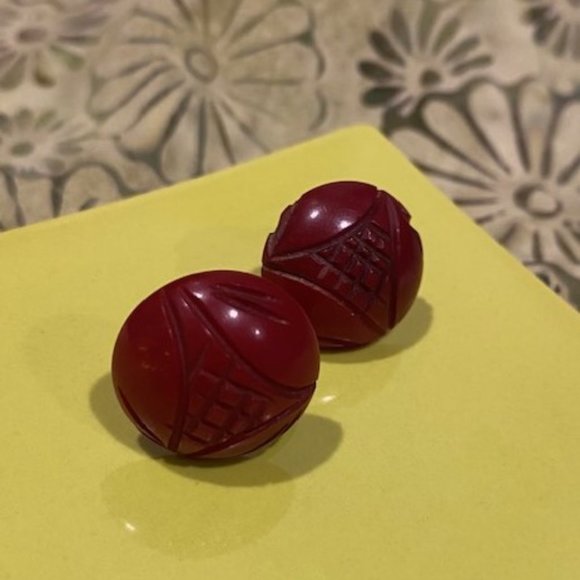 VTG BAKELITE Cherry Red Carved Button EARRINGS - Picture 5 of 9